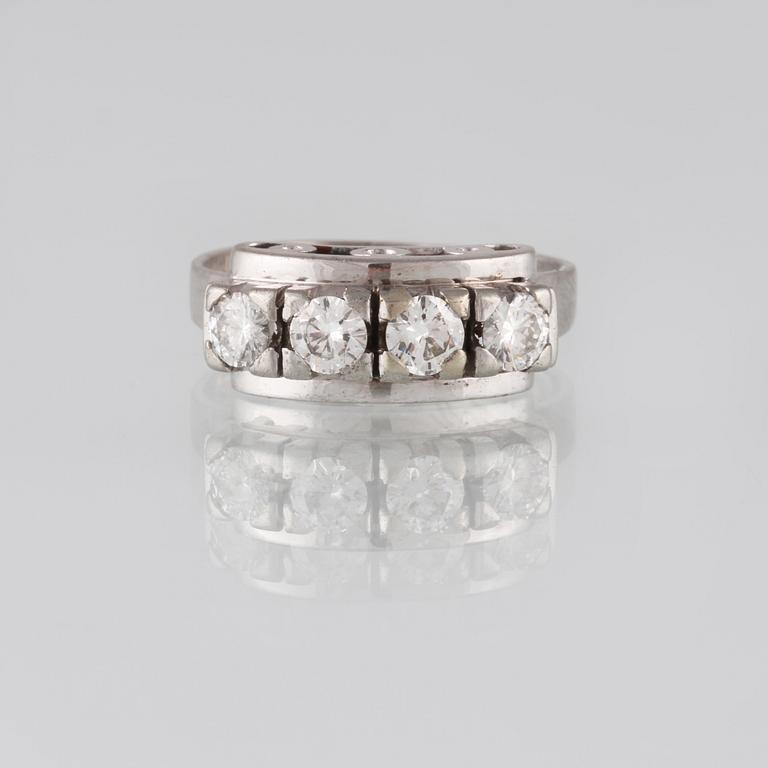 RING, 18K vitguld med 4 briljantslipade diamanter 0.59 ct, kattfotstämplad. Vikt 4,7 gram.