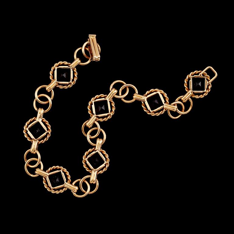 ARMBAND, 18 k guld och sannolikt ametister, 1952. Vikt ca 16 g.