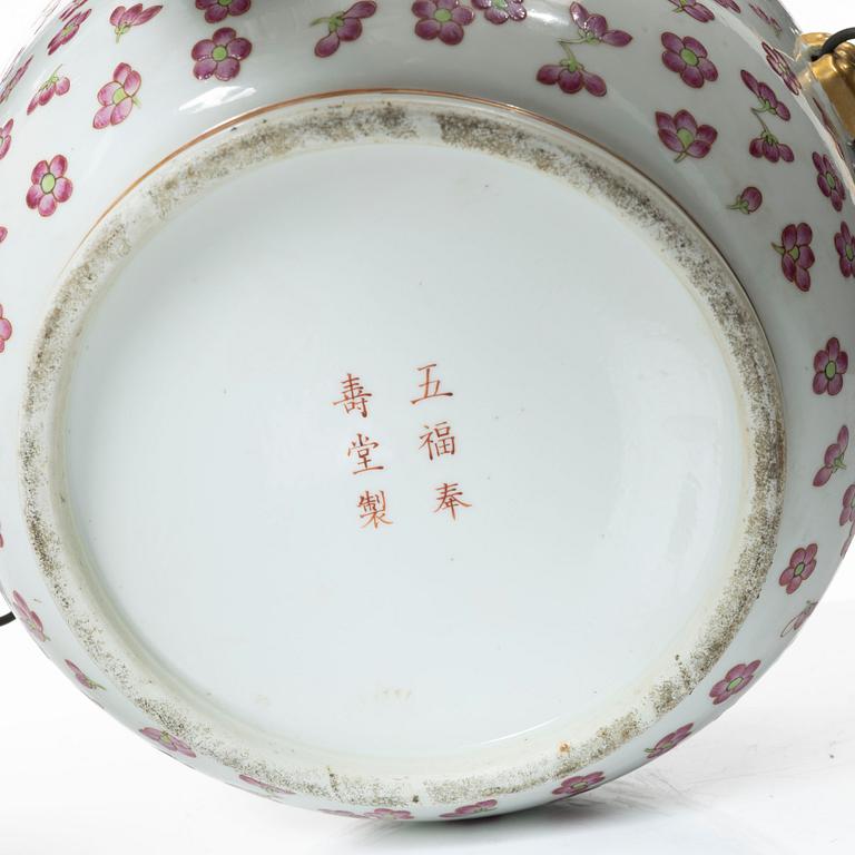 A Chinese tureen with cover and liner, late Qing dynasty.