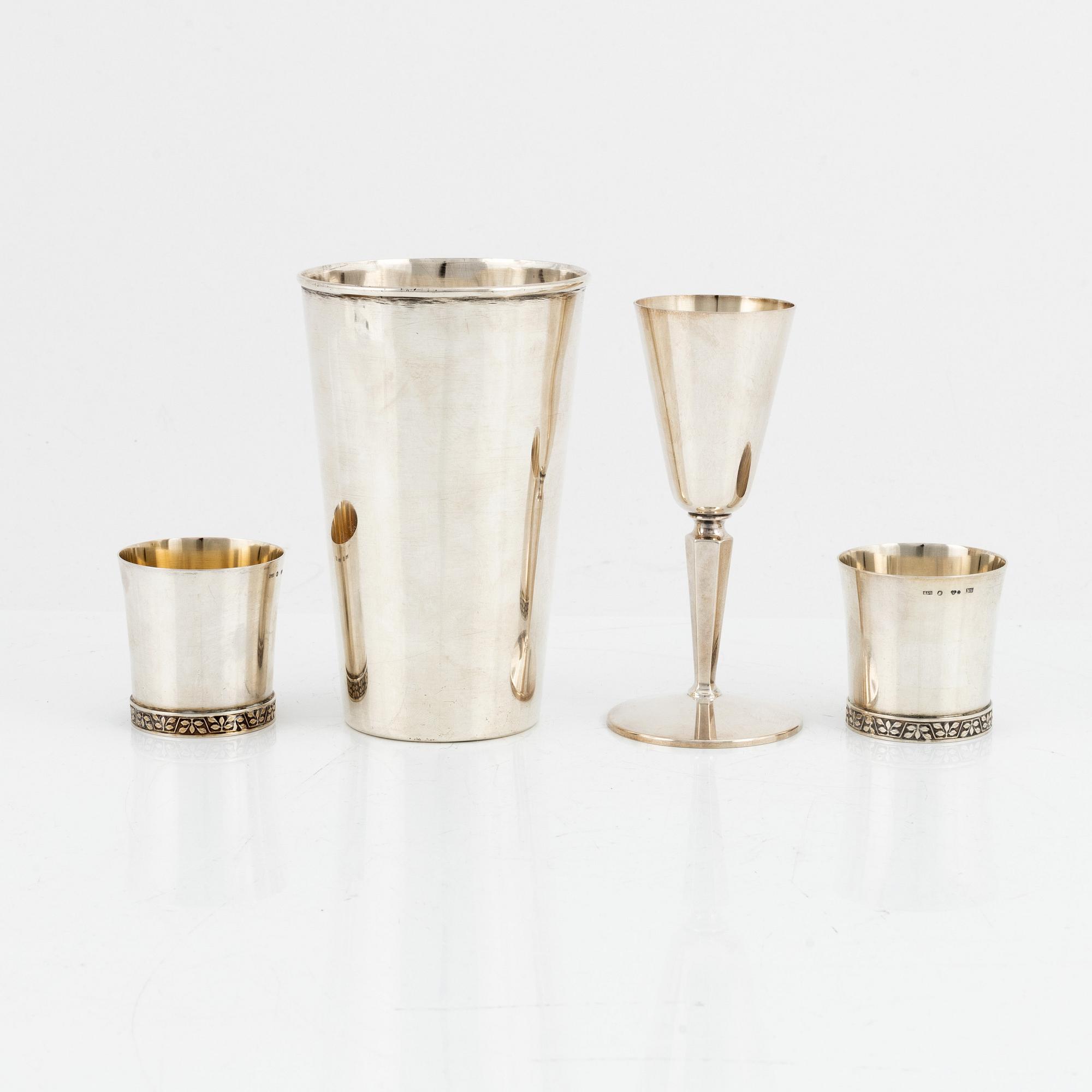 Supkoppar, ett par, bägare samt snapsglas, silver. Bl a Cesons, Göteborg 1972.