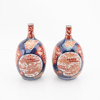 A set of seve Japanese Imari porcelain urns av vases 19th/20th century.