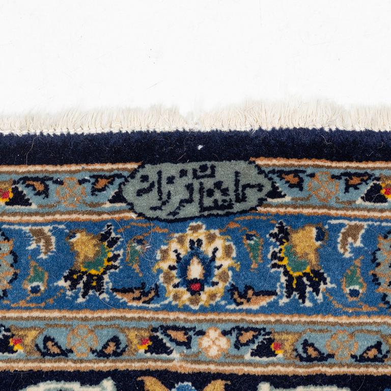 Matta, Keshan, ca 385 x 275 cm.