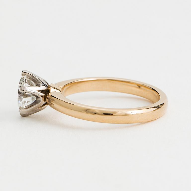 A RING set with a round brilliant-cut diamond.