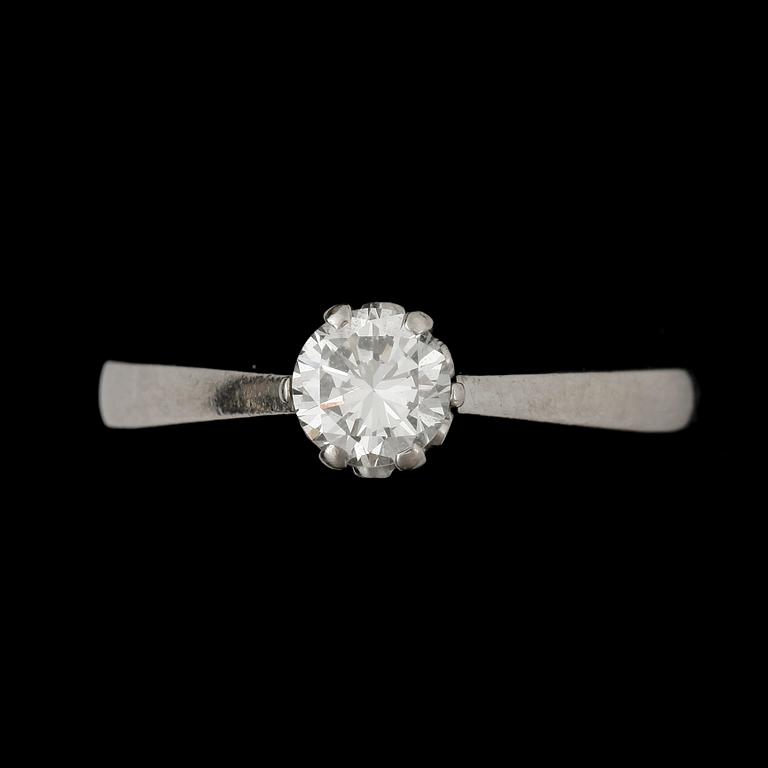 RING, 18 k vitguld med briljantslipad diamant ca 0,53 ct. Vikt ca 2 g.