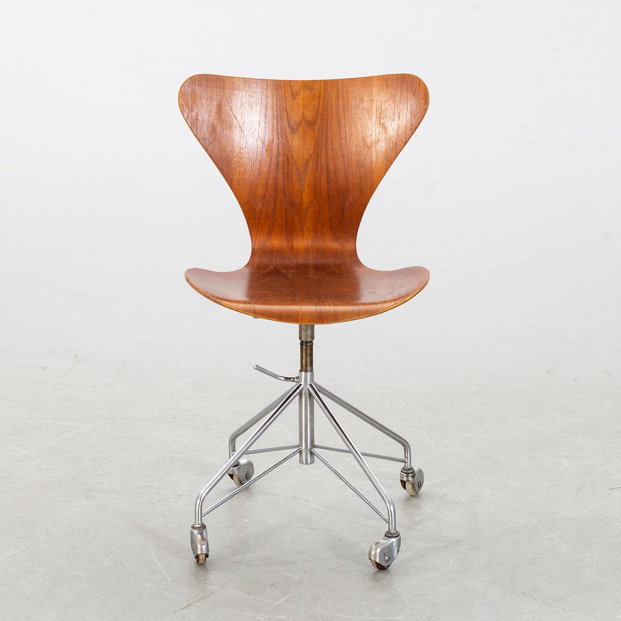 ARNE JACOBSEN, kontorsstol, "Sjuan", Fritz Hansen, Danmark, 1960-tal.