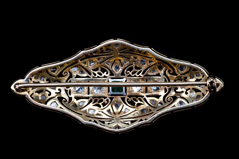 BROSCH, 18 k guld -vitguld med briljantslipade diamanter ca 0,60 ct samt smaragd. Vikt ca 8,5 g.