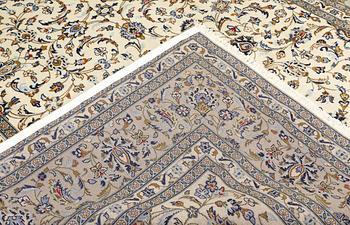 A Keshan carpet, approx. 345 x 245 cm.