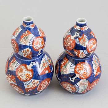 Two imari porcelain double gourd vases, Japan, Meiji (1868-1912).