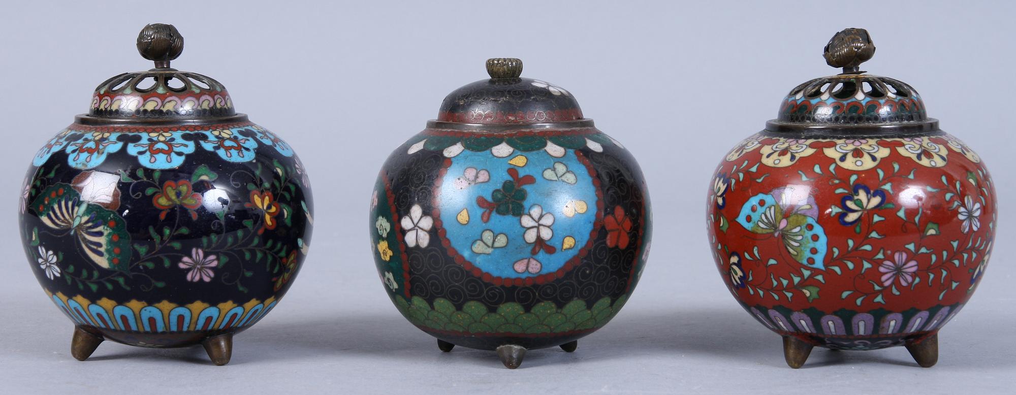 RÖKELSKAR, 2 st, samt BURK MED LOCK, cloisonne, 1900-talets första kvartal.