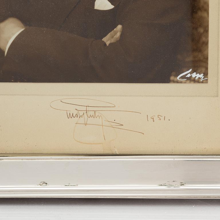 W.A. Bolin, ram i silver med foto föreställande kung Gustav VI Adolf, Stockholm 1951.