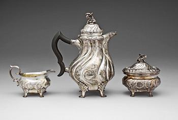 KAFFESERVIS, 3 delar, silver, rokokostil, CG Hallberg, Stockholm 1946-47. Totalvikt ca 1300 gram.