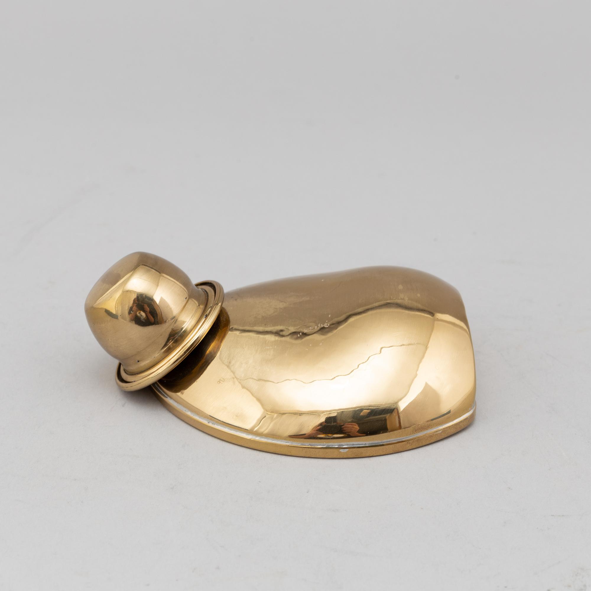 A SKULTUNA MESSINGSBRUK HIP FLASK AND 4 CUPS.