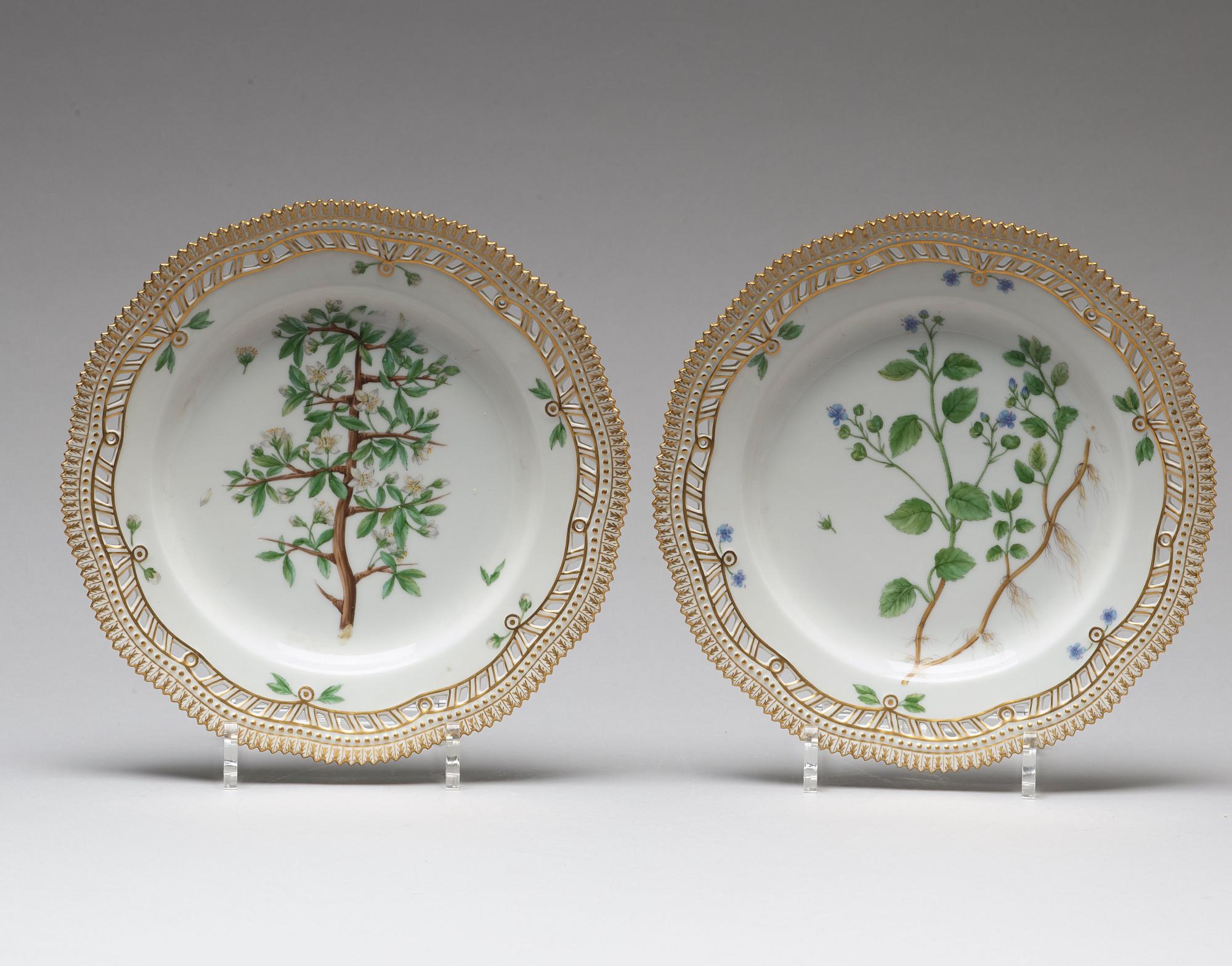 GALLERSKÅLAR med FAT, ett par, porslin. "Flora Danica", Royal Copenhagen, Danmark, 1900-talets mitt.