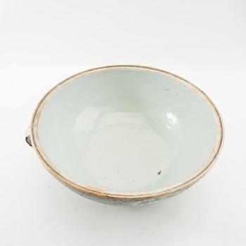 A Chinese chamber pot, 19th century.