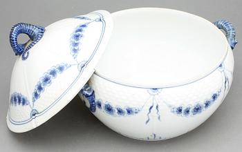 TERRIN, porslin, "Empire", Bing & Gröndahl, Danmark, omkring 1900-talets mitt.