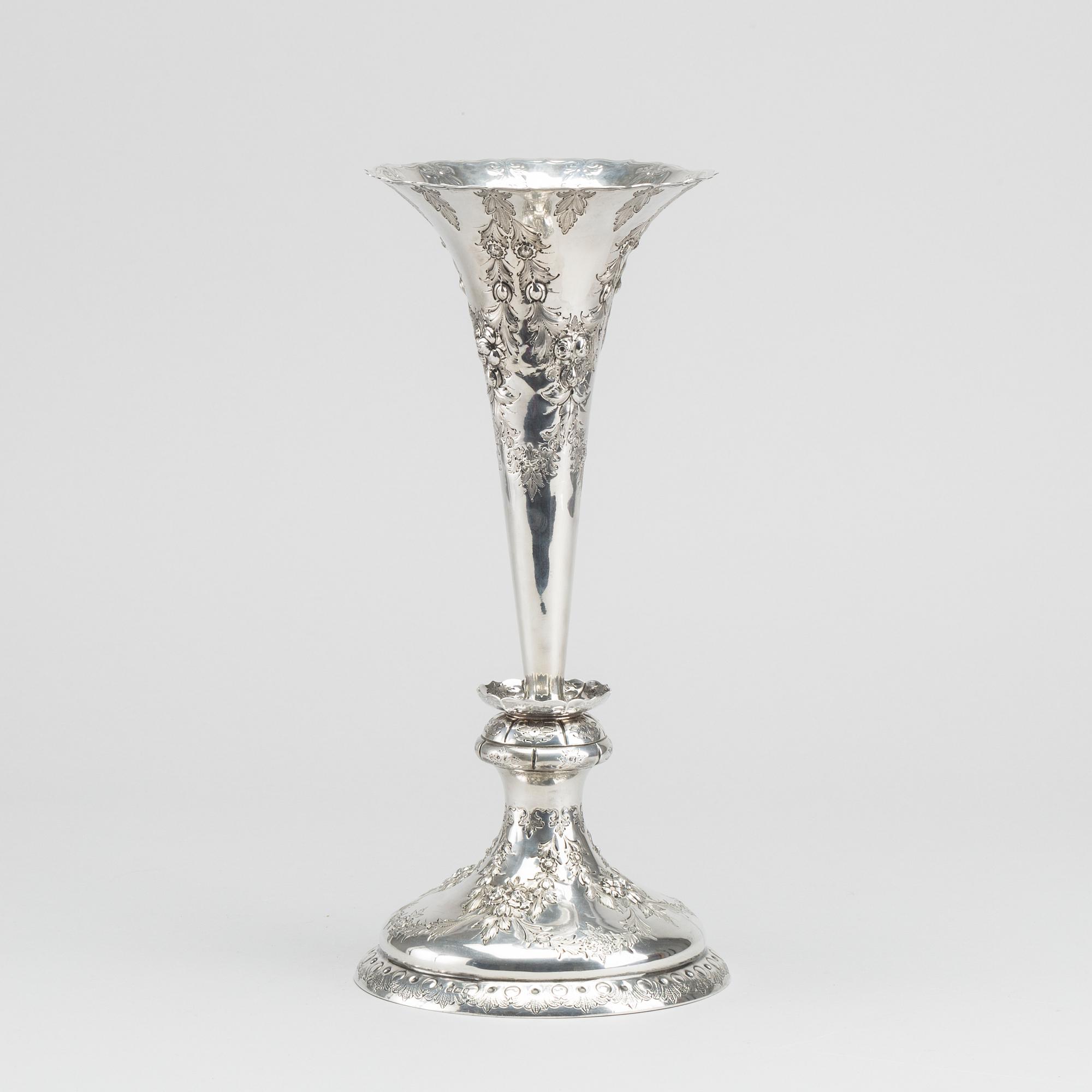 A SILVER VASE FROM SHEFFIELD, England, 19th century, weight ca 490g.