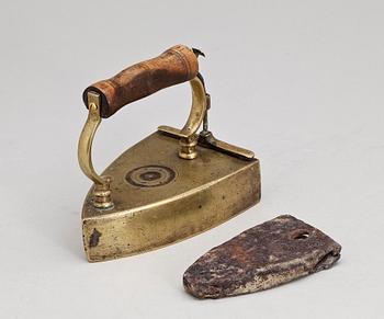 STRYKJÄRN, mässing, bär märkning, 1800-tal.