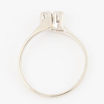 Ring, 18K vitguld med två små briljantslipade diamanter.