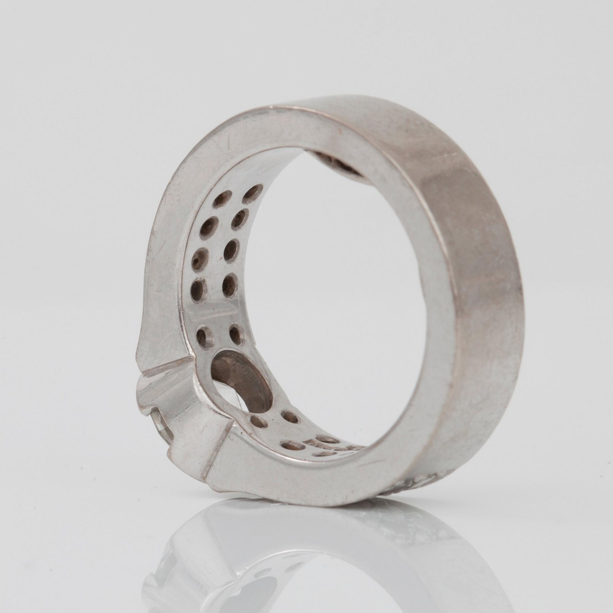 RING med olikaslipade diamanter.