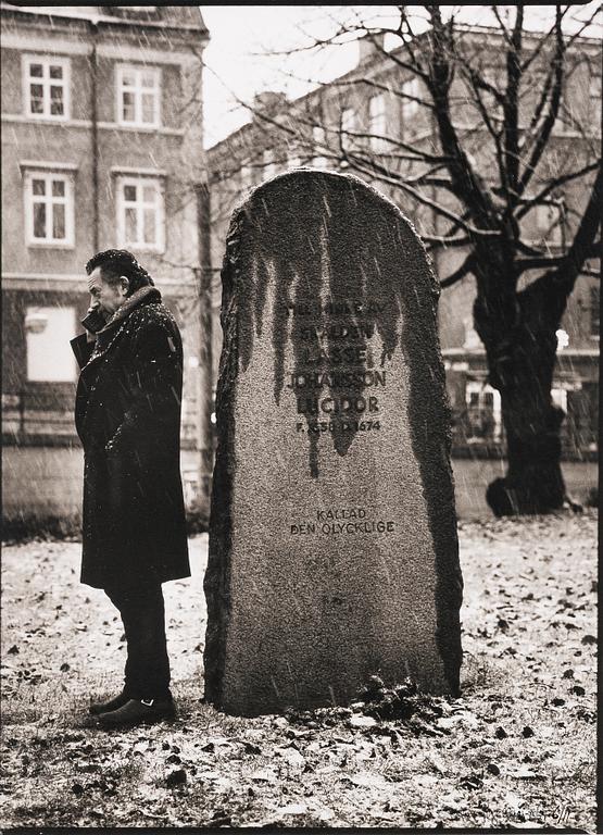Peter Kjellerås, Ulf Lundell at Lucidor’s gravestone.