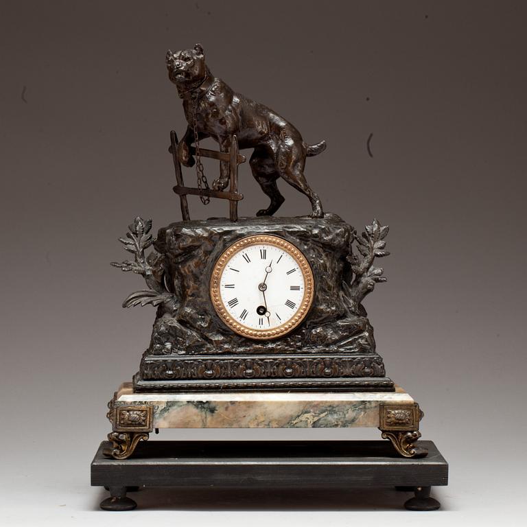 BORDSPENDYL, troligen Rysslan, 1800/1900-tal.
