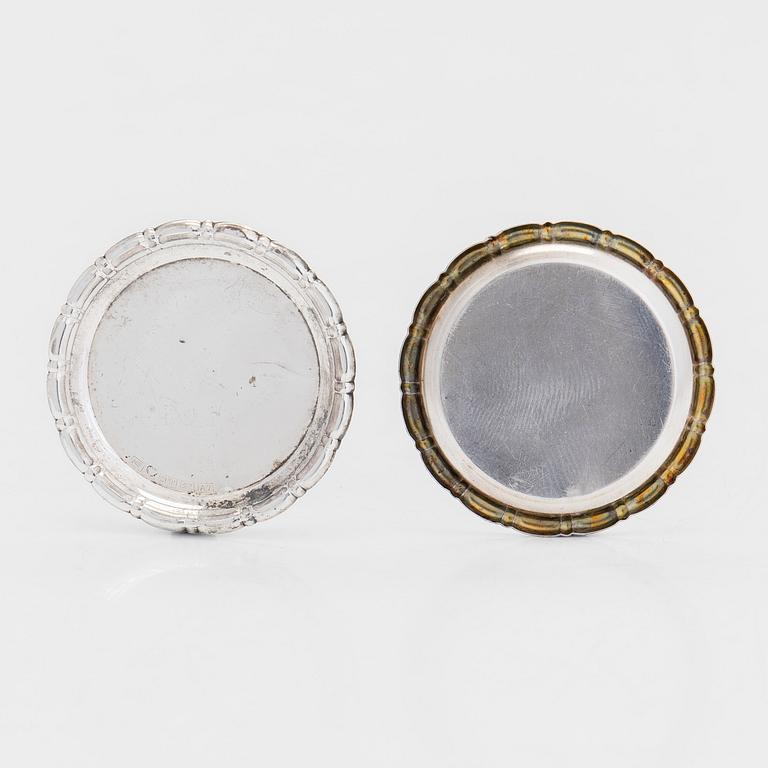 Snapsbägare, 7 st, och saltkar, 8 st, silver, glas, Tavastehus och Åbo 1948-54, fem saltkar med svensk kontrollstämpel.