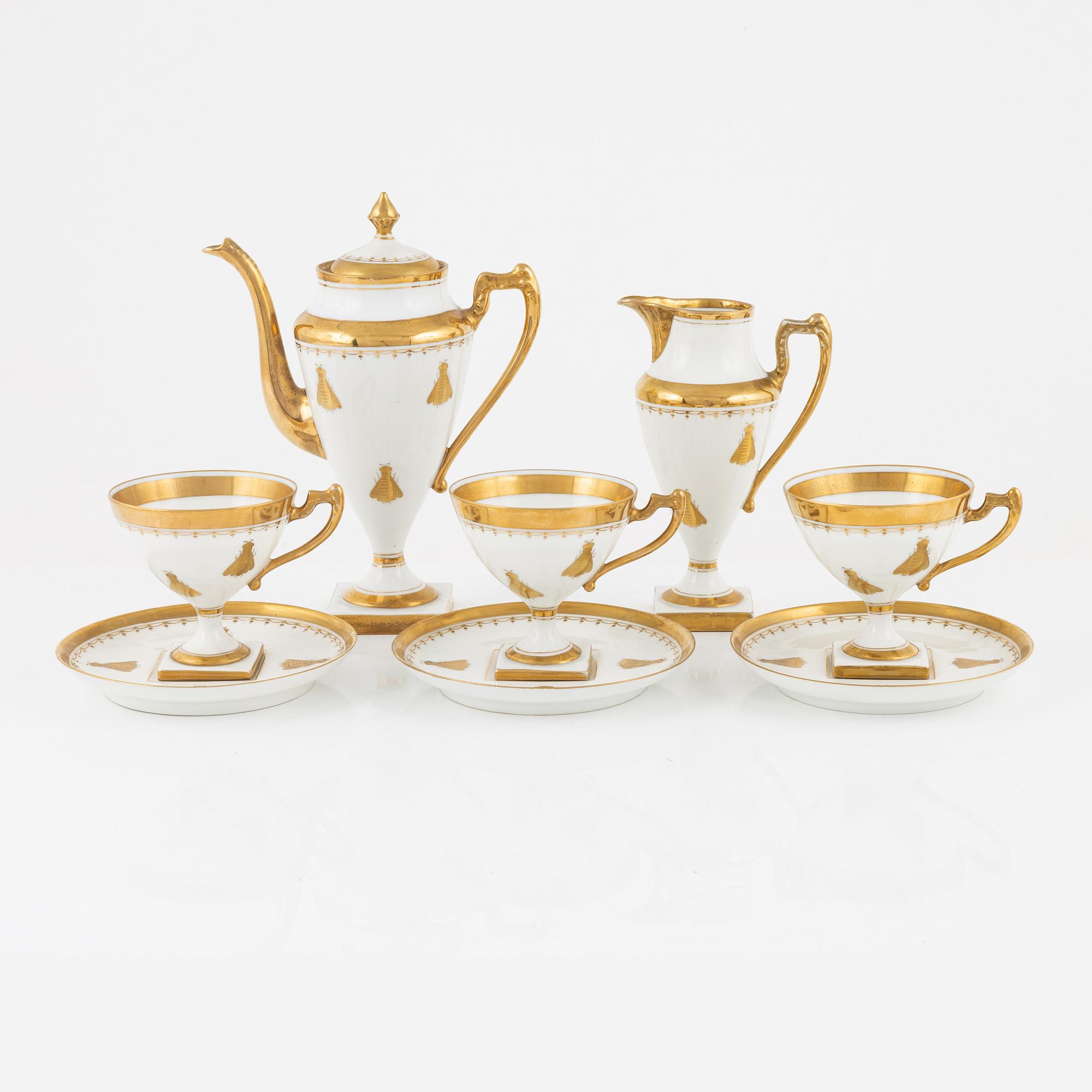 A French Porcelaine Set, with mark in red Mre Imp le de Sèvres, Early 19th Century (5 pieces).