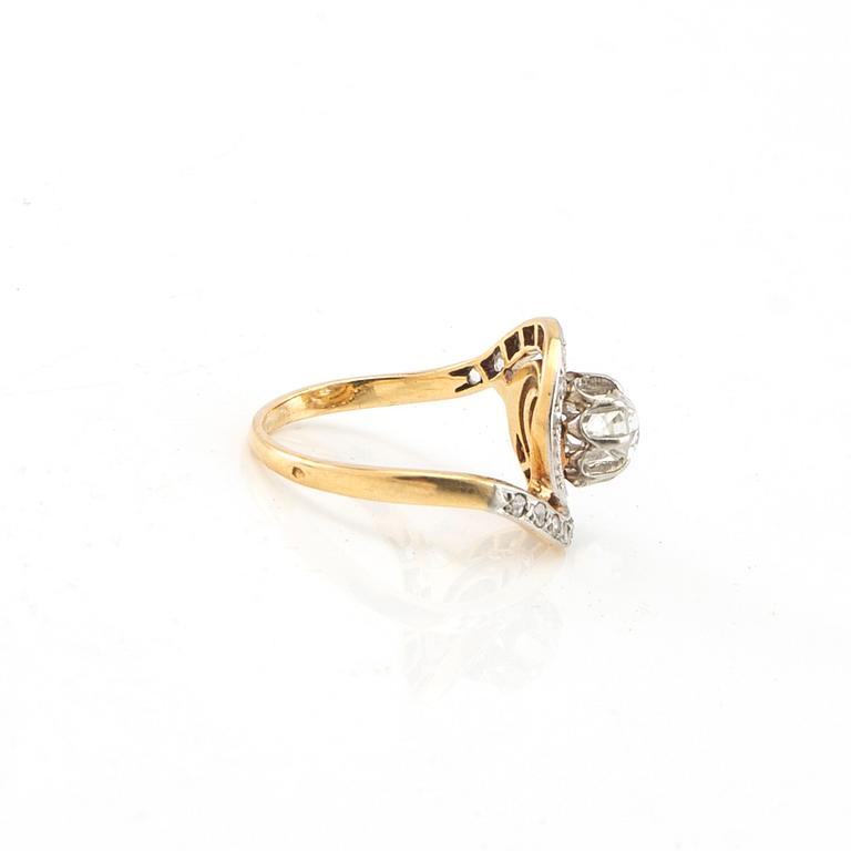 Ring in 18K gold with old-cut and rose-cut diamonds, France, first half of the 20th century.