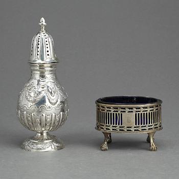 SOCKERRUSKA samt SALTKAR, silver, Sverige samt England, 1900-talets första hälft. Vikt ca 216 gram.