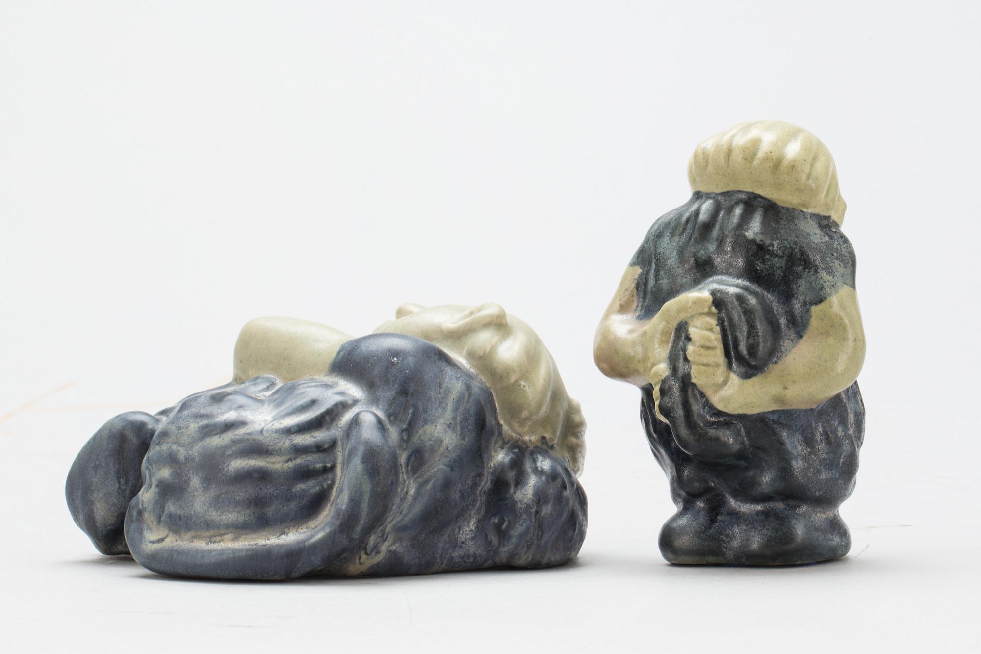 FIGURINER, stengods, 2 st. Åke Holm, signerade.