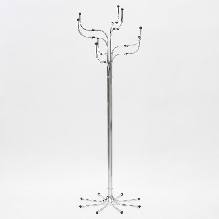 Sidse Werner, tamburmajor, "Coat Tree", Fritz Hansen, Danmark.