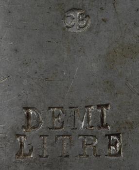 MÅTTKANNOR, 4 st samt TEKANNA, tenn.