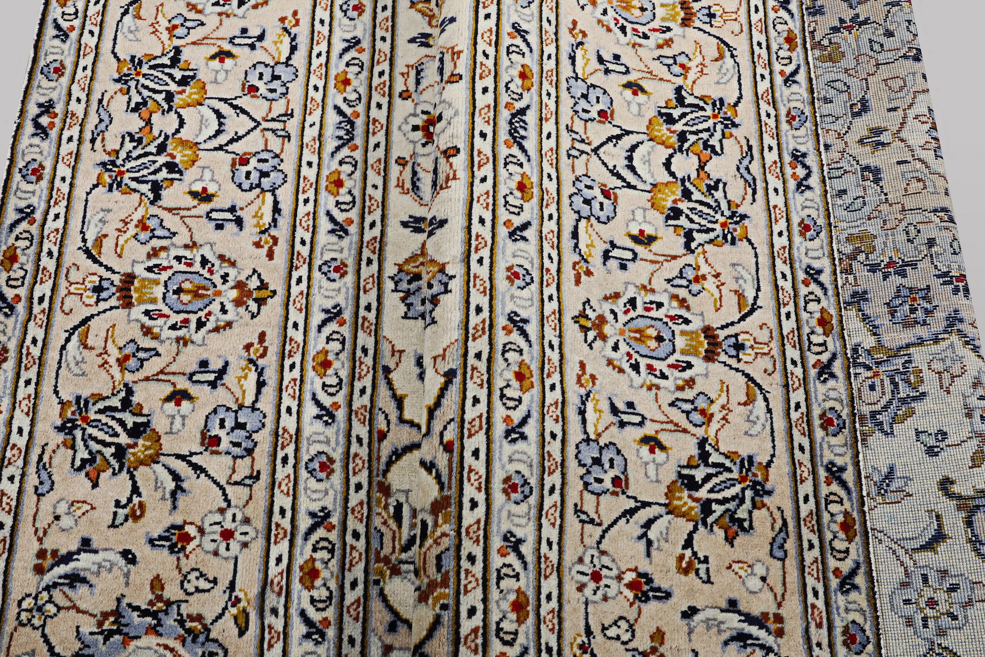 A carpet, Kashan, ca 283 x 194 cm.