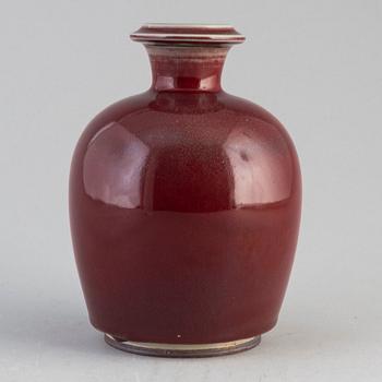 A stoneware vase by Berndt Friberg, dated 1968.