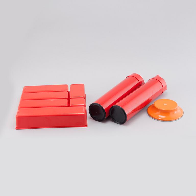 Three ash trays and one cutlery holder, ia designed by Joe Colombo and Gino Columbini for Kartell, 1960/70s.