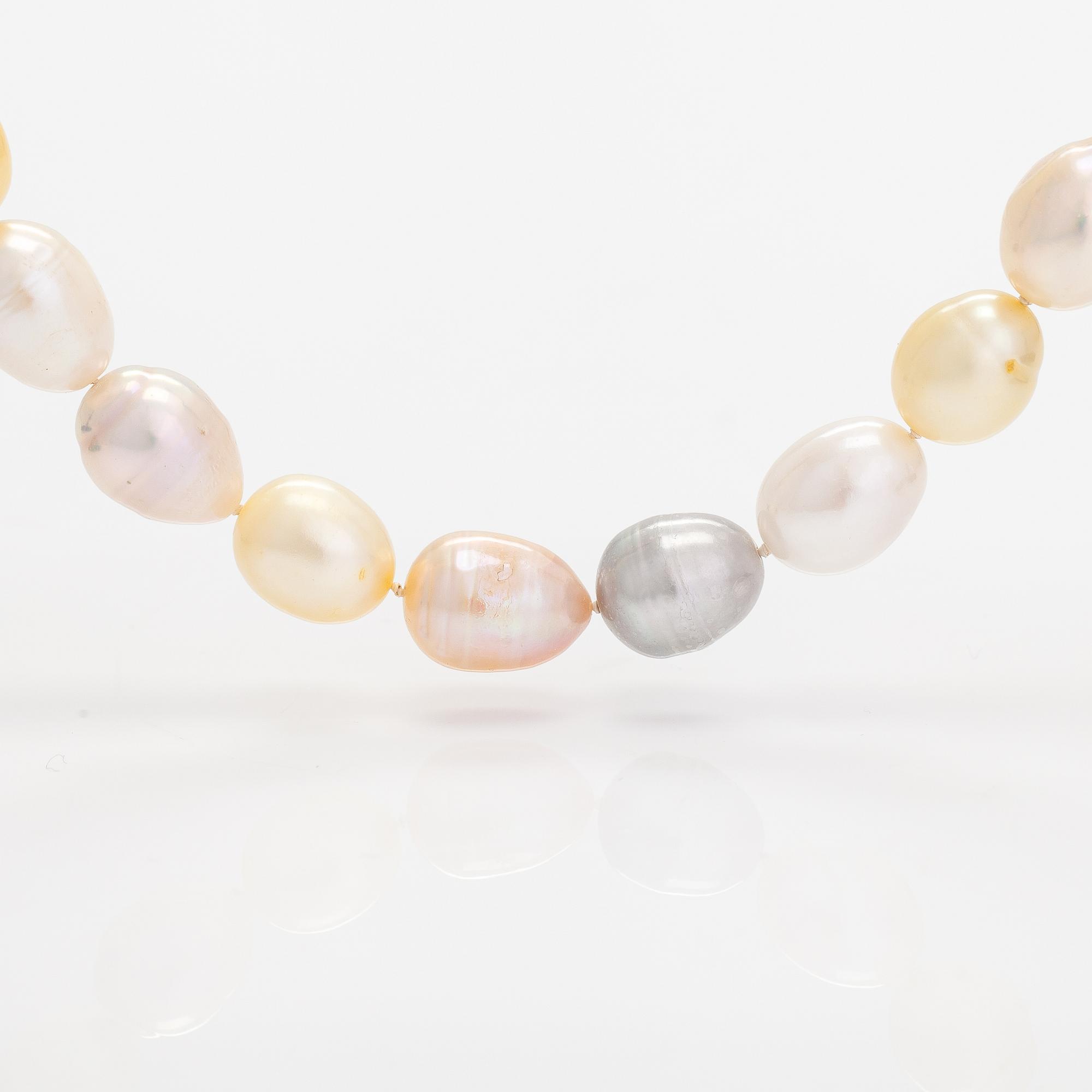 Pärlcollier och örhängen, odlade pärlor och 14K guld.