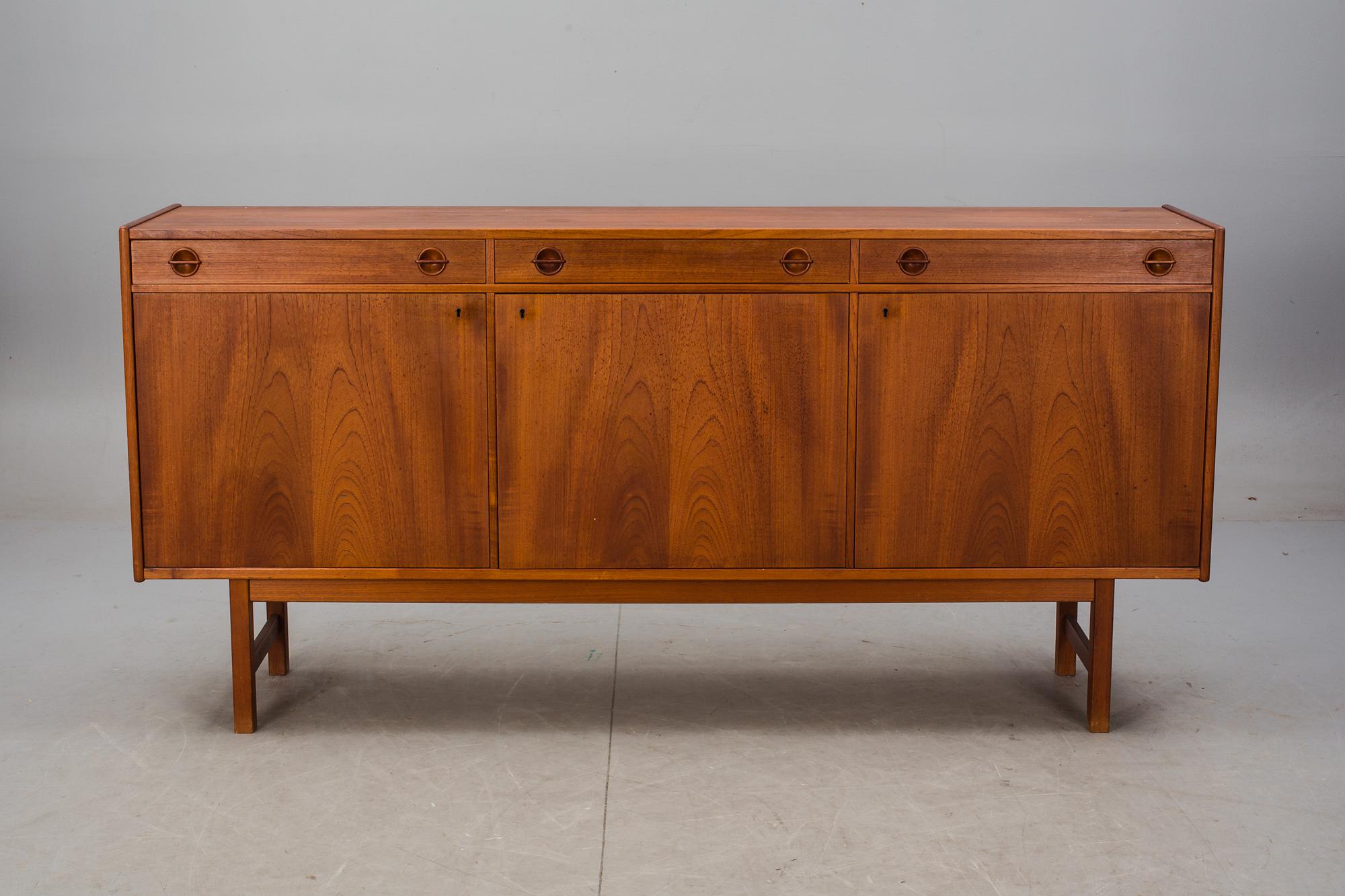 SIDEBOARD, Ulferts. Tibro. 1900-talets andra hälft.