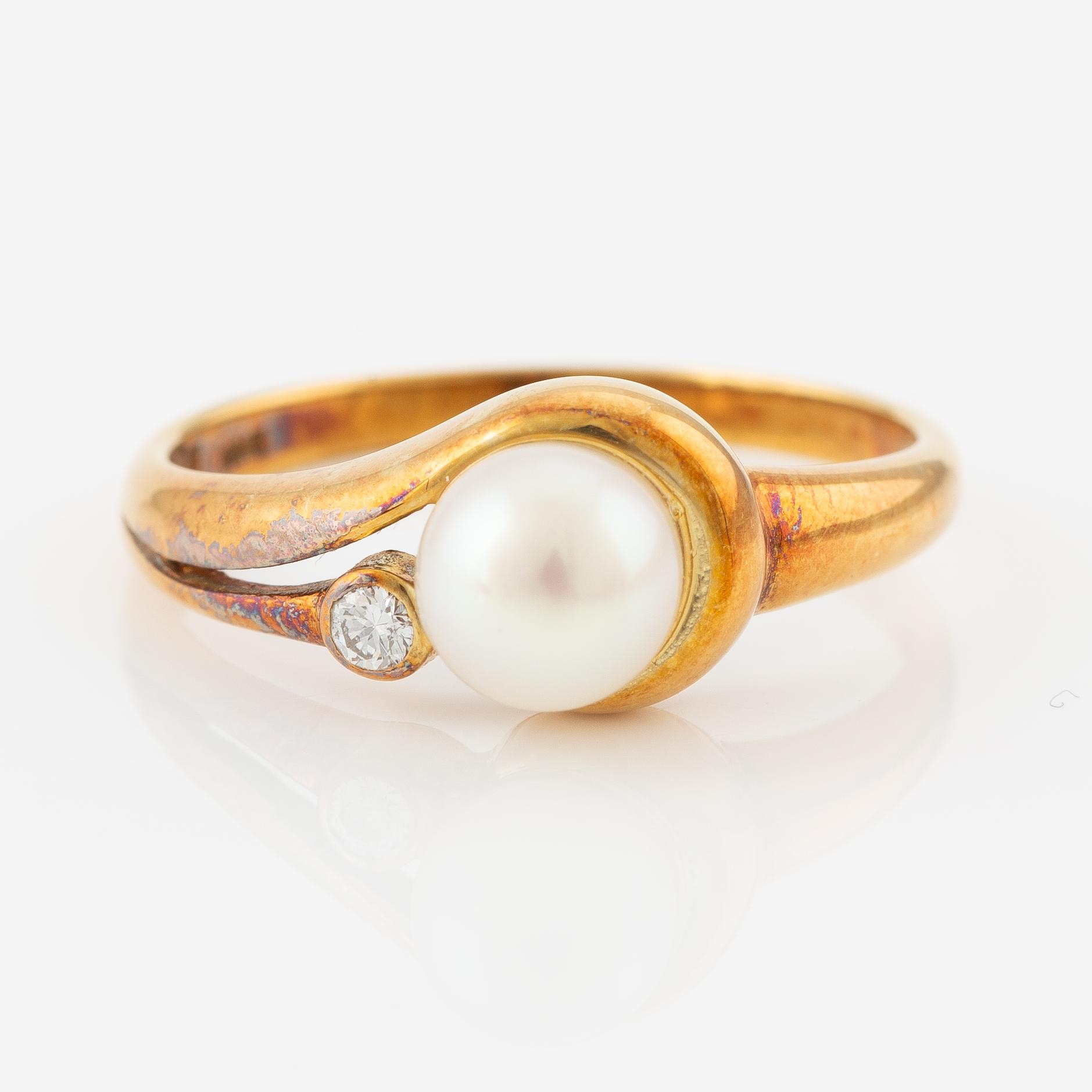 Ring, 18K guld med odlad pärla och briljantslipad diamant.