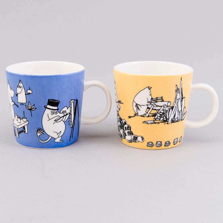 TWO MOOMIN-MUGS, porcelain, 'Mug blue' and 'Mug yellow', Moomin Characters, Arabia 1990-1996.