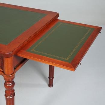 SKRIVBORD och KARMSTOL, Grange, Frankrike, 1900-talets andra hälft.