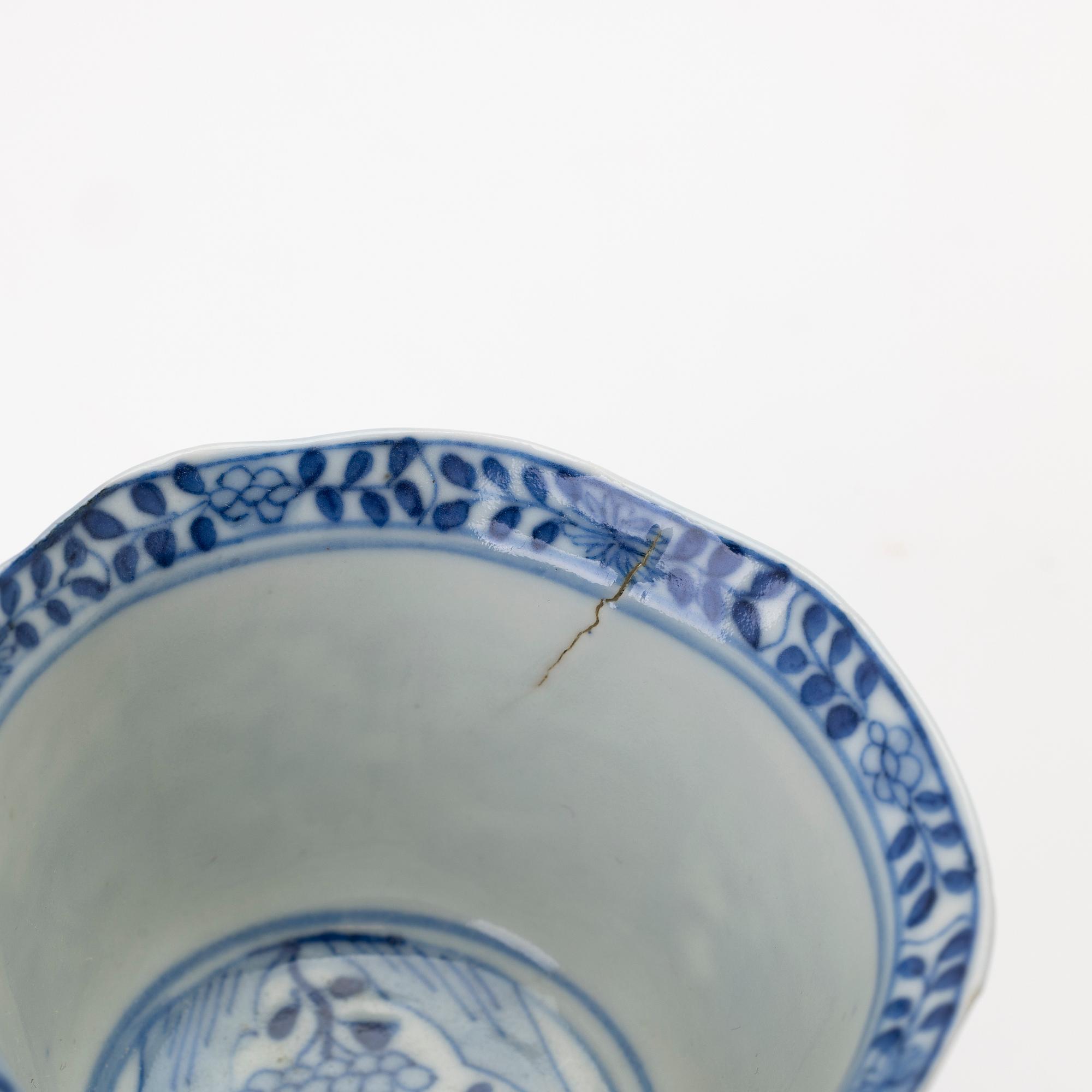 Koppar med fat, 2 stycken, porslin, Qingdynastin, omkring 1900.