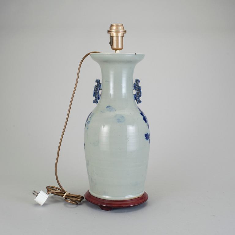 BORDSLAMPA. Porslin, Kina 1800-talets slut.