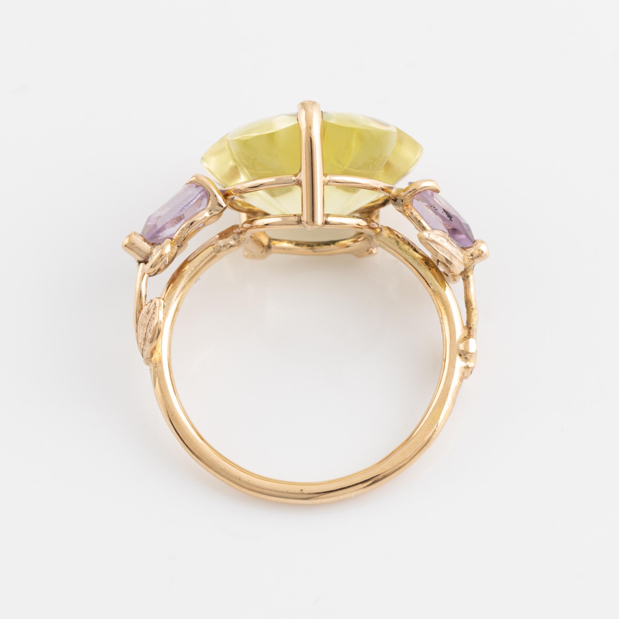 Ring med skuren limekvarts i form av blomma, ametister och briljantslipade diamanter.
