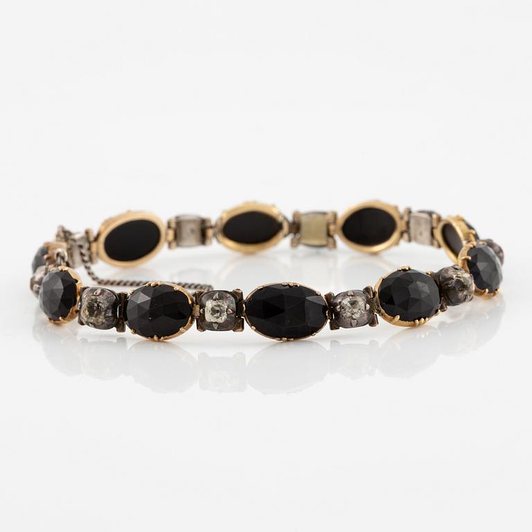 A necklace/bracelet combination 18K gold and silver set with onyx and rose-cut diamonds, 19th century.