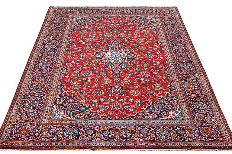 A Kashan carpet, c. 291 x 205 cm.