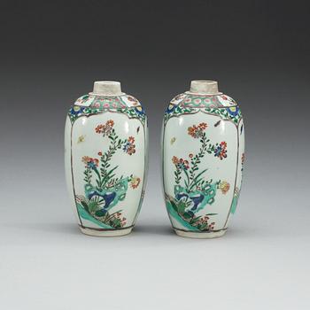 TEKRUKOR, ett par, porslin. Qing dynastin, Kangxi (1662-1722).