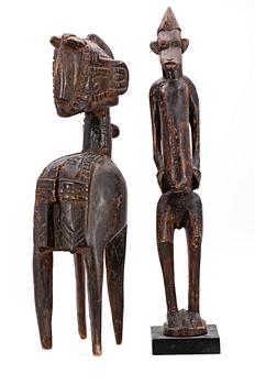 FIGURER, 2 st, trä, Afrika. 1900-tal.