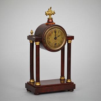 BORDSPENDYL, empirestil. 1900-talets första hälft.