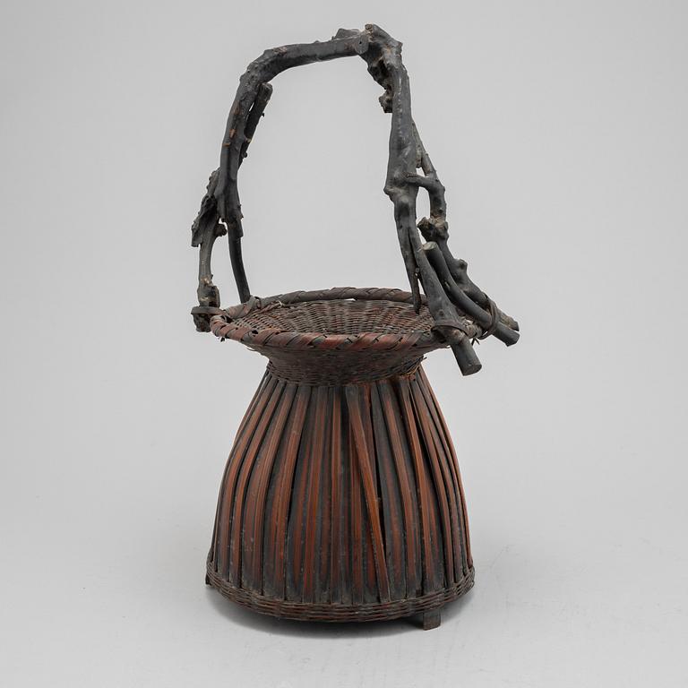 Korg "Hanakago" för blomsterarrangemang, bambu, Japan, 1900-talets första hälft.