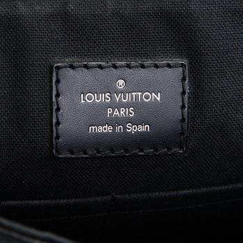Louis Vuitton, "District PM Messenger", väska.